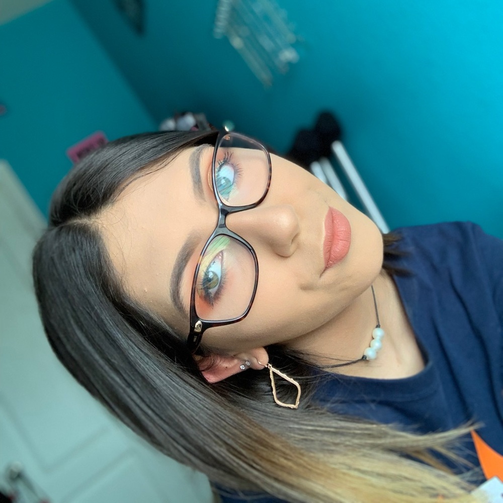 Meet your Posher, Larissa